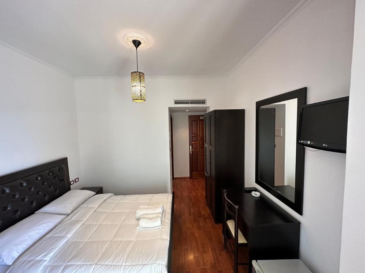 Monte Cristo Hotel With Rooftop Pool Sarande Exterior photo