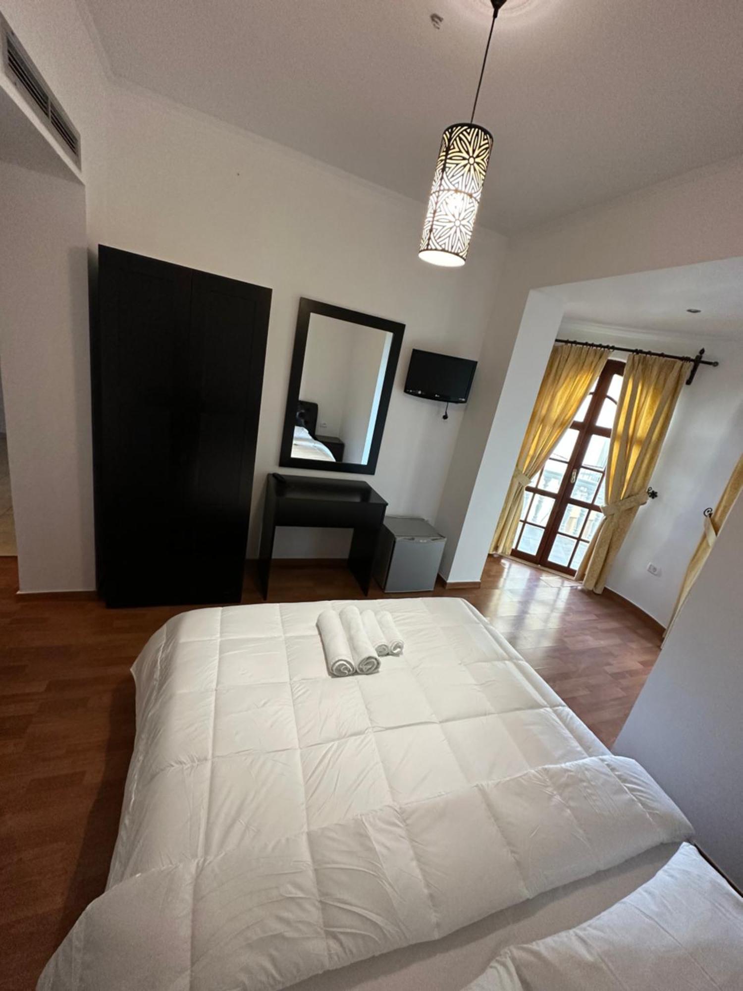 Monte Cristo Hotel With Rooftop Pool Sarande Exterior photo